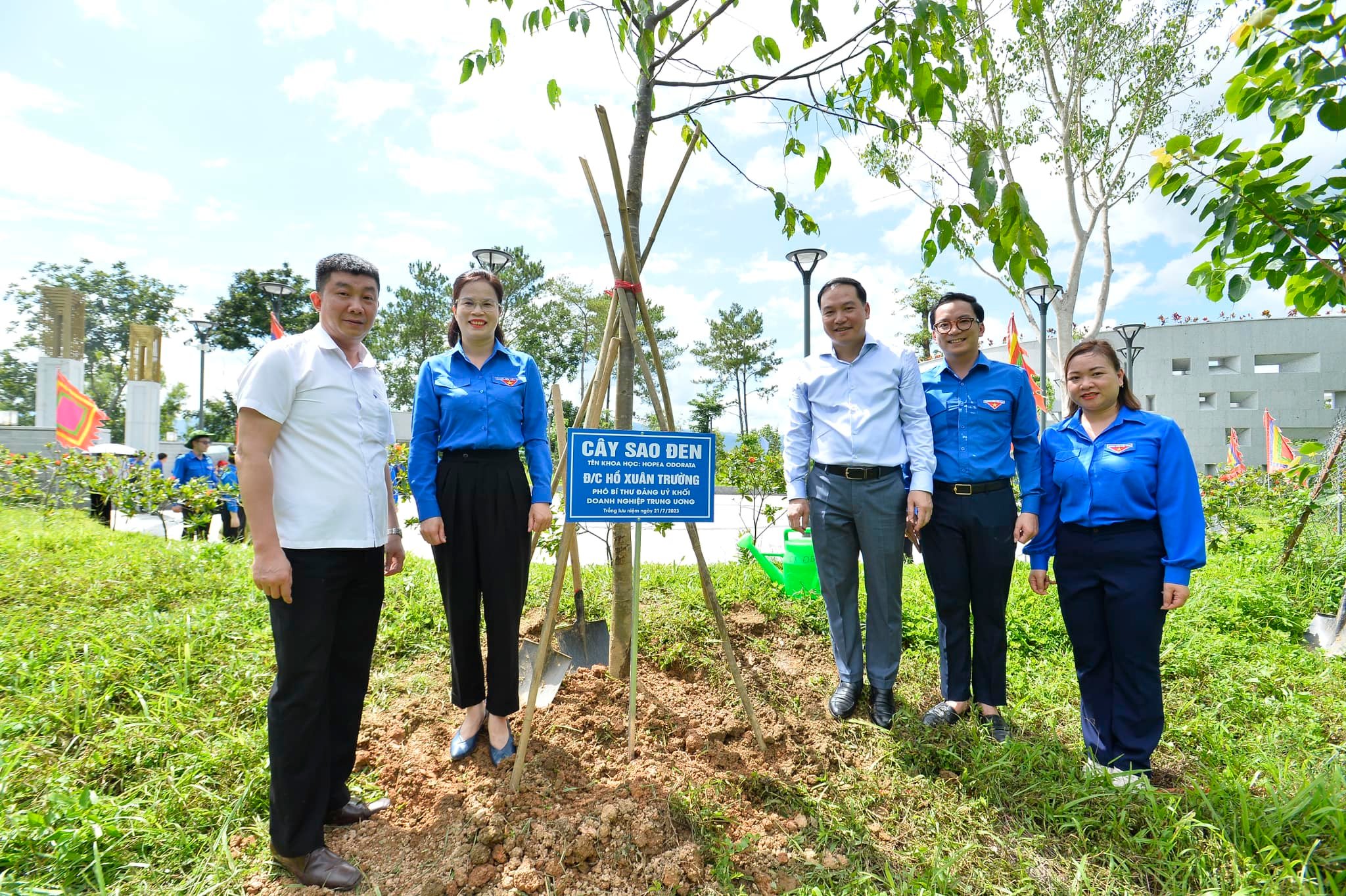 Đc Hồ Xuân Trường - Phó Bí thư Đảng ủy Khối DNTW trồng cây lưu niệm tại Đền thờ liệt sĩ tại Chiến trường Điện Biên Phủ