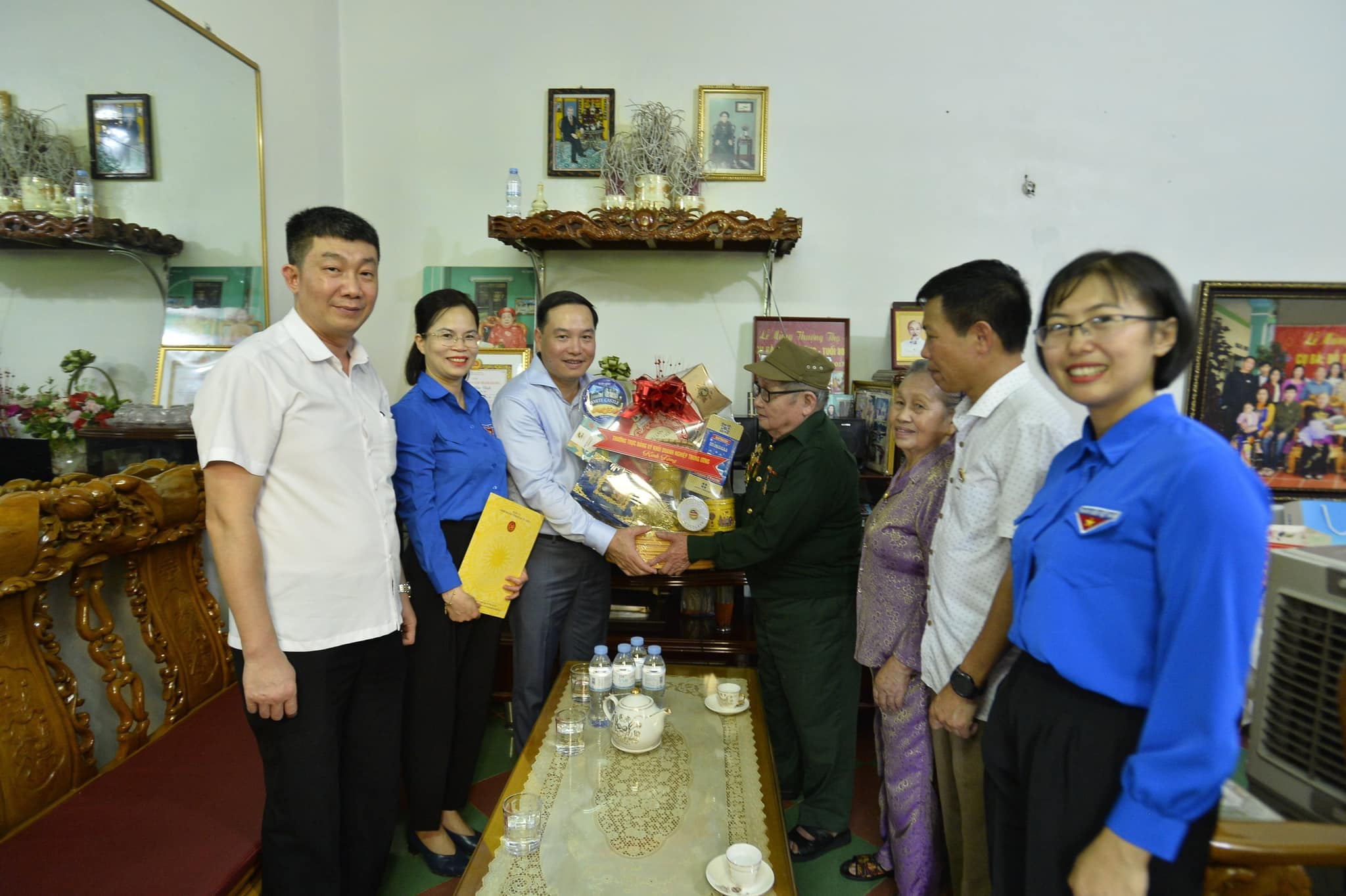 Đc Hồ Xuân Trường - Phó Bí thư Đảng ủy Khối DNTW thăm hỏi, động viên và tặng quà chiến sĩ Điện Biên