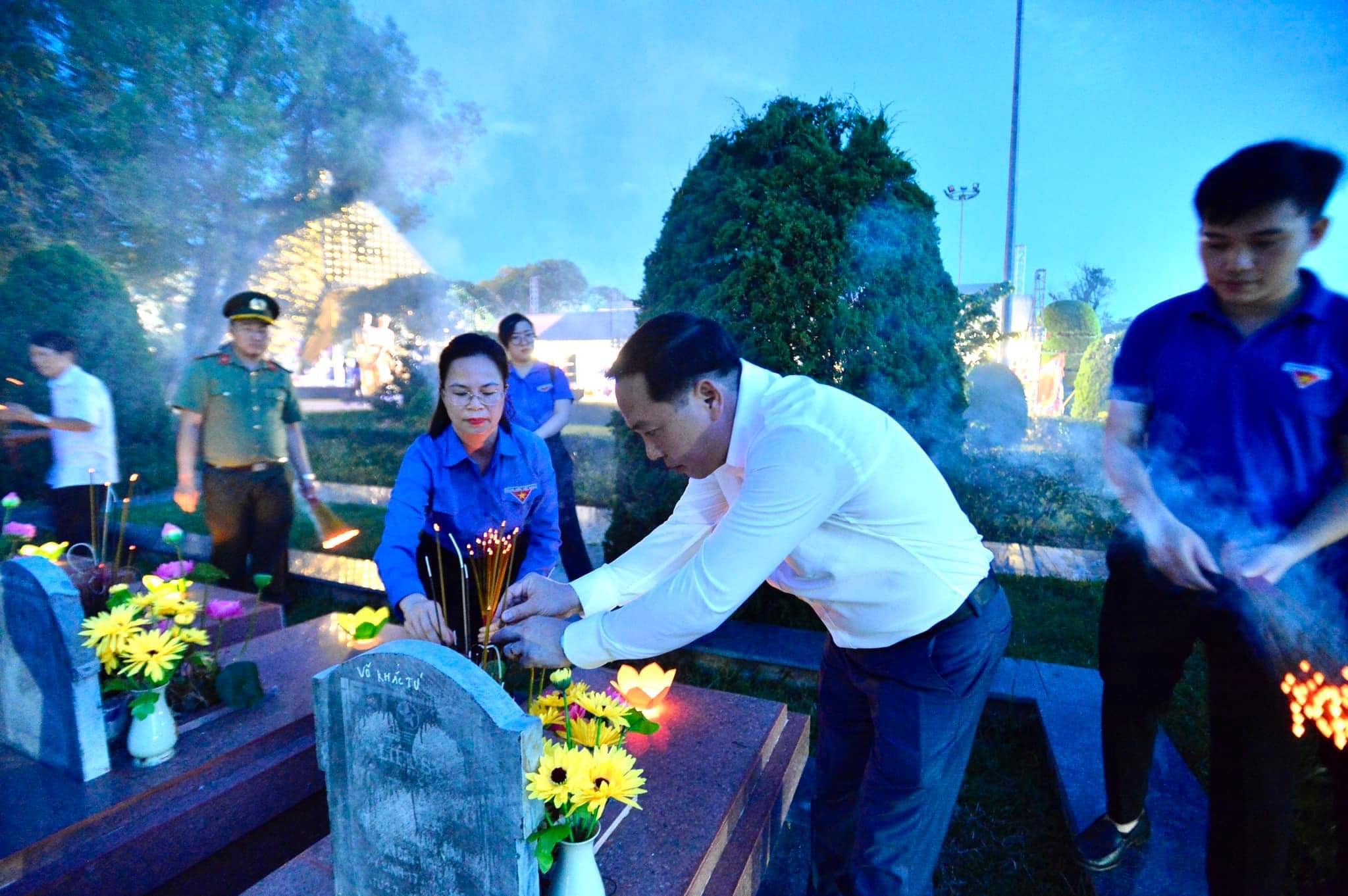 Đc Hồ Xuân Trường - Phó Bí thư Đảng ủy Khối DNTW dâng hương tại Nghĩa trang liệt sĩ quốc gia A1