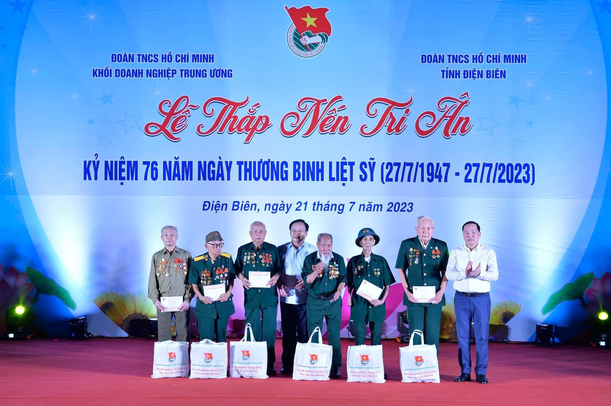Đc Hồ Xuân Trường - Phó Bí thư Đảng ủy Khối DNTW tặng quà cho các chiến sĩ Điện Biên