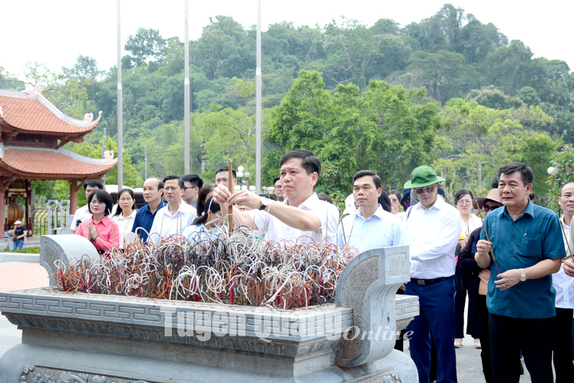 Đoàn công tác Đảng ủy Khối Doanh nghiệp Trung ương dâng hương tại Khu tưởng niệm các vị tiền bối cách mạng.