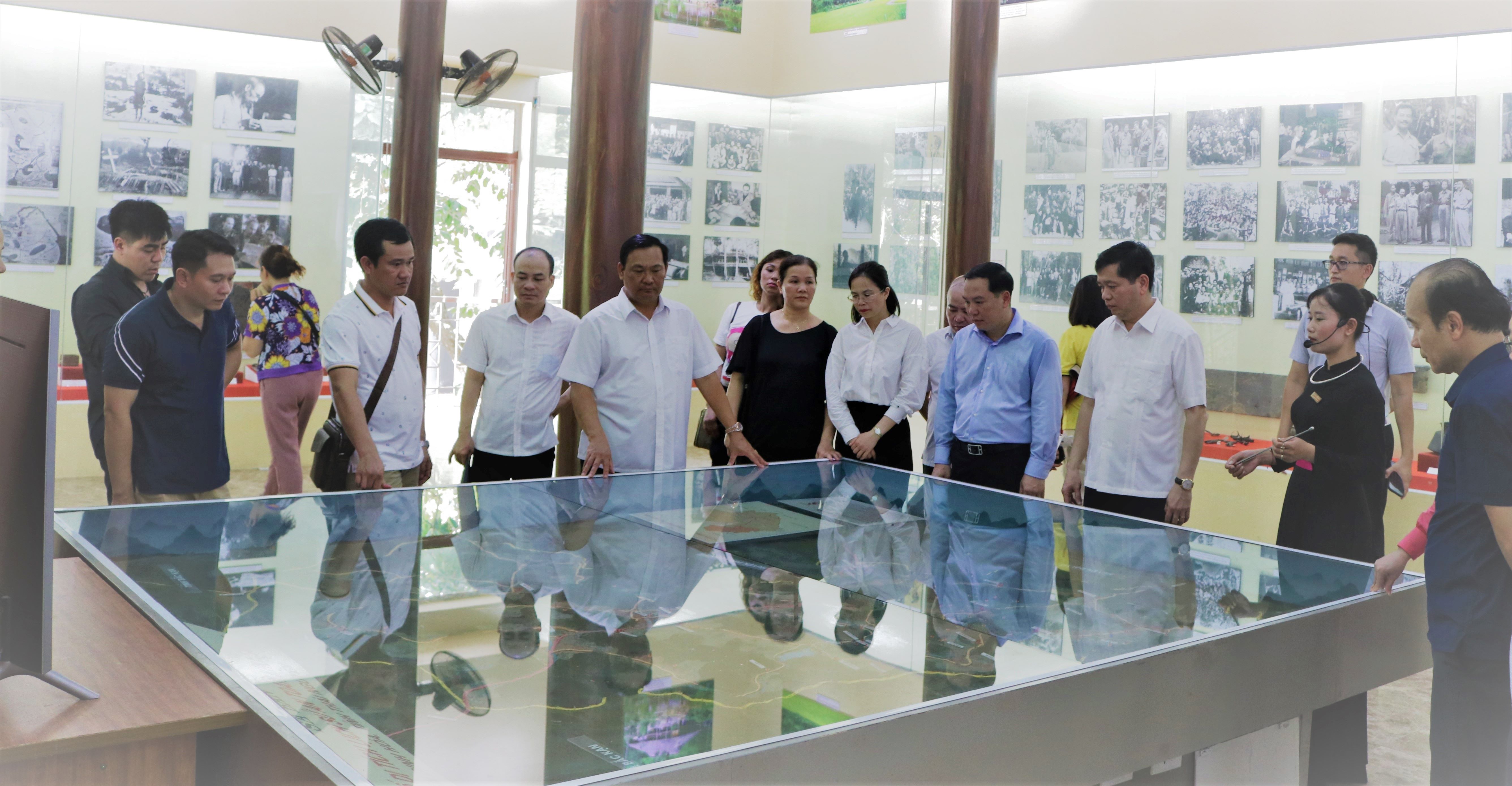 Đoàn nghe giới thiệu về Khu Di tích Quốc gia đặc biệt An toàn khu Định Hóa, Thái Nguyên.