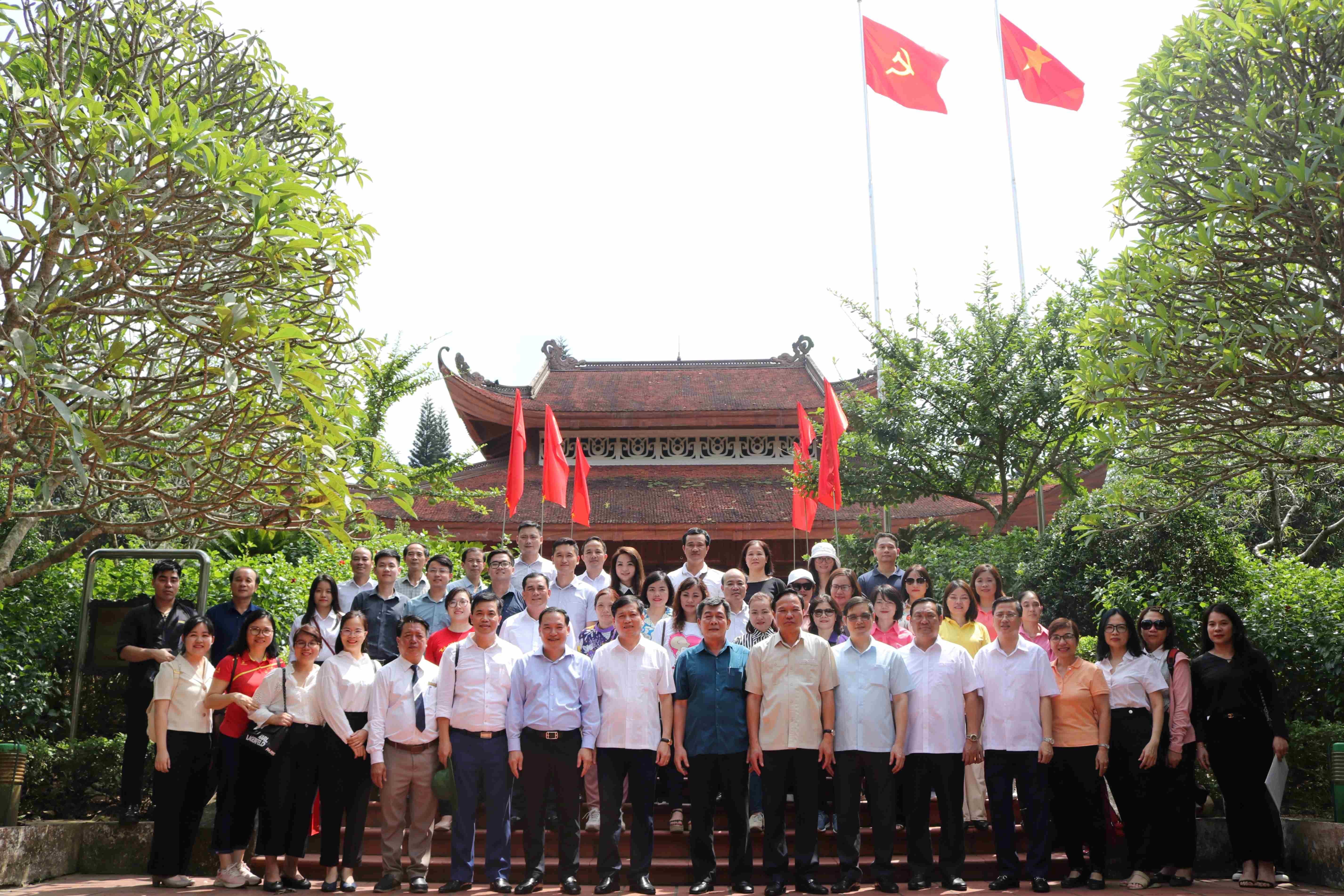 Đoàn chụp ảnh lưu niệm tại Đền thờ Chủ tịch Hồ Chí Minh, Khu Di tích Quốc gia đặc biệt An toàn khu Định Hóa.
