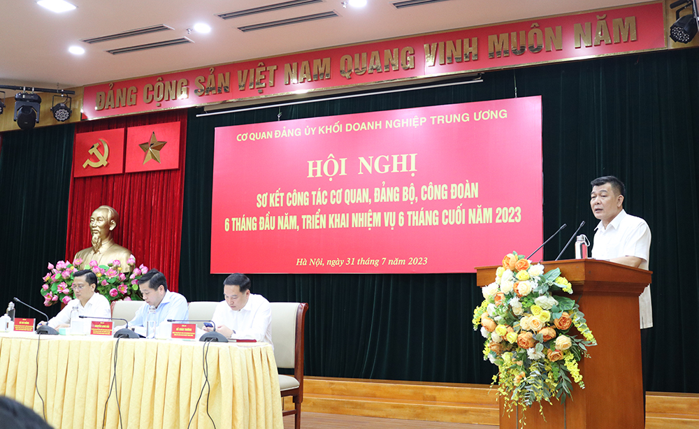 Đồng chí Nguyễn Đức Phong - Phó Bí thư Thường trực Đảng ủy Khối Doanh nghiệp Trung ương phát biểu tại hội nghị.