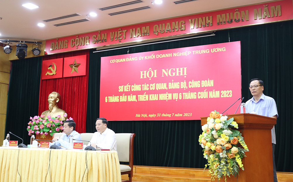 Trưởng Ban Tổ chức Đảng uỷ Khối trao đổi ý kiến tại Hội nghị.