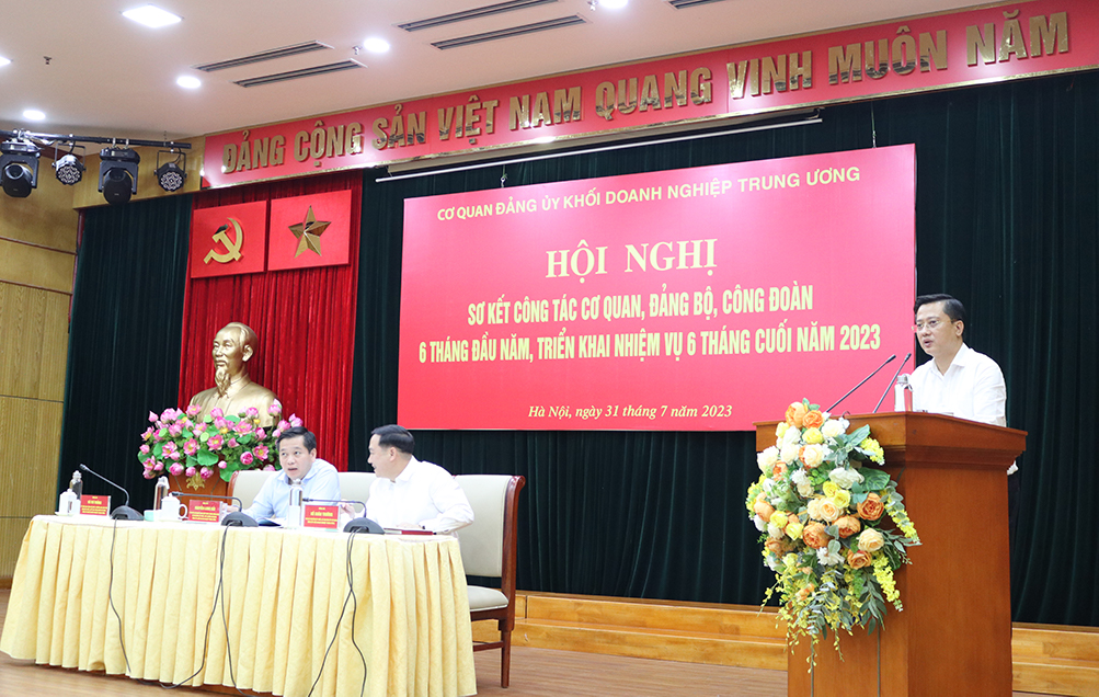 Trưởng Ban Dân vận Đảng uỷ Khối phát biểu thảo luận tại Hội nghị.