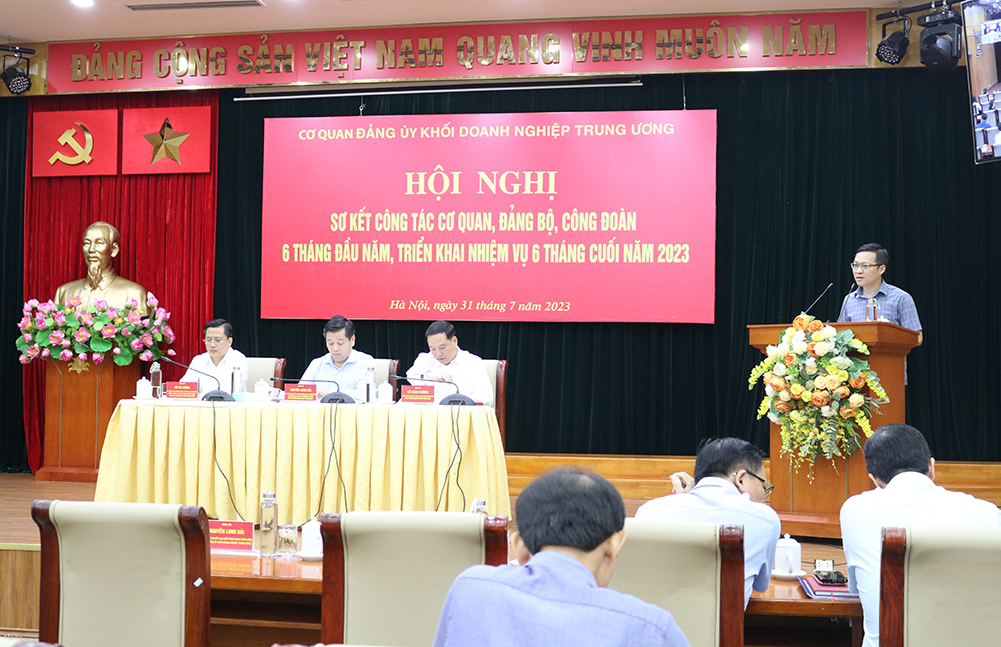 Giám đốc Trung tâm Bồi dưỡng chính trị Đảng uỷ Khối Hoàng Thanh Liêm tham gia ý kiến tại Hội nghị.