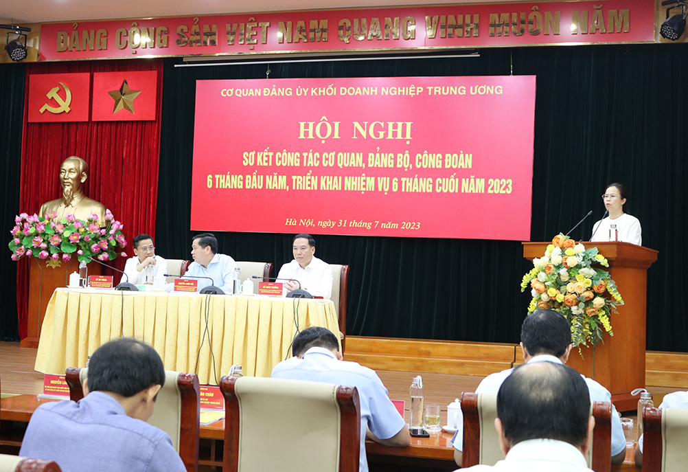 Bí thư Đoàn Khối Doanh nghiệp Trung ương Hoàng Thị Minh Thu báo cáo kết quả công tác Đoàn và phong trào thanh niên Quý I/2023.