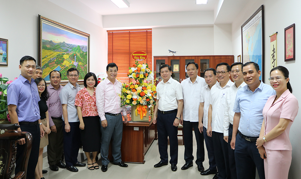 Đồng chí Nguyễn Long Hải và các đồng chí thường trực Đảng uỷ Khối, lãnh đạo các ban, đơn vị tặng hoa chúc mừng Ban Tuyên giáo nhân ngày 1/8.