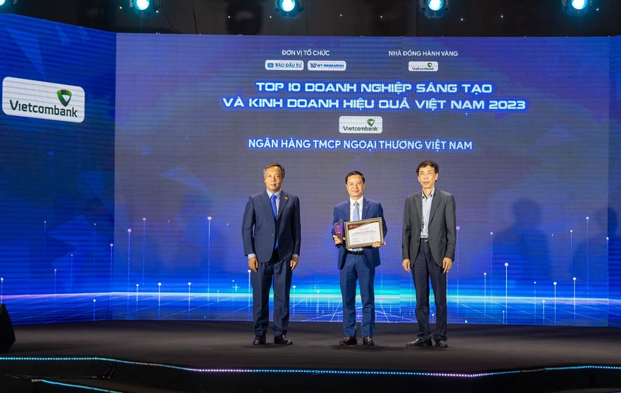 Đại diện Vietcombank, ông Lê Hoàng Tùng - Kế toán trưởng (đứng giữa) nhận chứng nhận từ BTC vinh danh Vietcombank dẫn đầu Top 10 ngân hàng sáng tạo và kinh doanh hiệu quả năm 2023