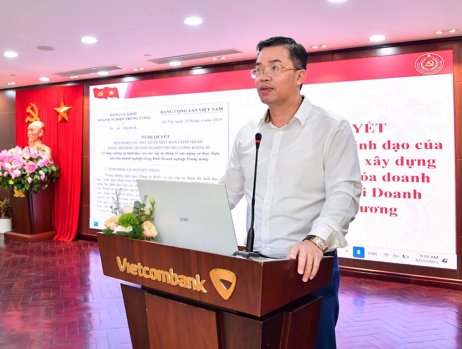 Nguyễn Trung Hiếu - Ủy viên Ban Thường vụ, Trưởng Ban Tuyên giáo Đảng ủy Khối DNTW trình bày báo cáo Quán triệt Nghị quyết số 06 - NQ/ĐUK của Ban Chấp hành Đảng bộ Khối DNTW.