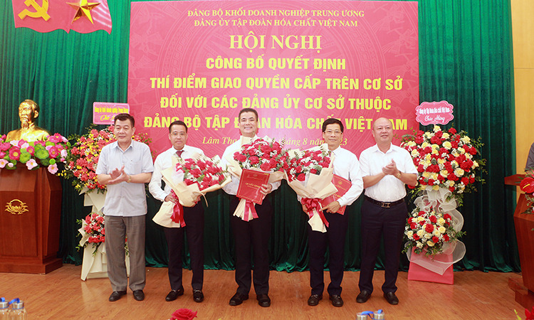 Đại diện lãnh đạo Đảng ủy Khối Doanh nghiệp Trung ương và Đảng uỷ Tập đoàn Hoá chất Việt Nam trao Quyết định, tặng hoa chúc mừng 03 Đảng bộ.