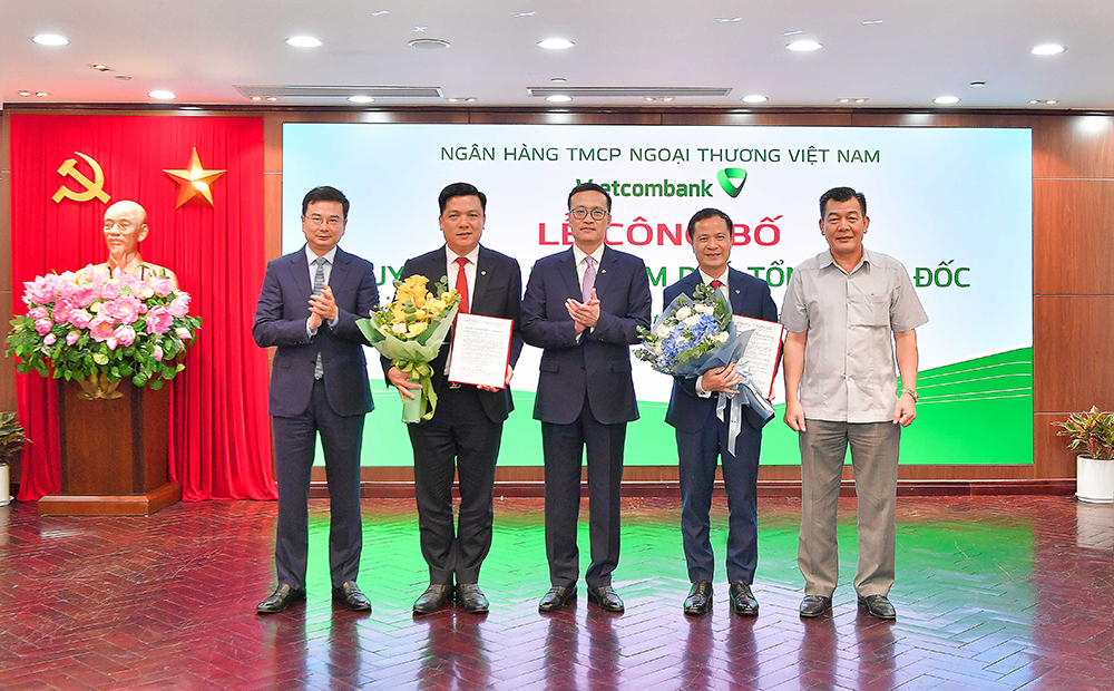 trao Quyết định và tặng hoa chúc mừng các tân Phó Tổng giám đốc Vietcombank.