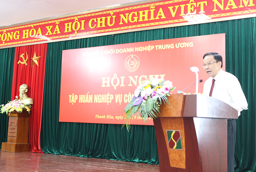 Đồng chí Lê Văn Châu - Phó Bí thư Đảng ủy Khối Doanh nghiệp Trung ương đánh giá cao những nỗ lực của Đảng ủy Tổng công ty Hàng không Việt Nam trong công tác lãnh đạo, chỉ đạo Tổng công ty trong thời gian qua.
