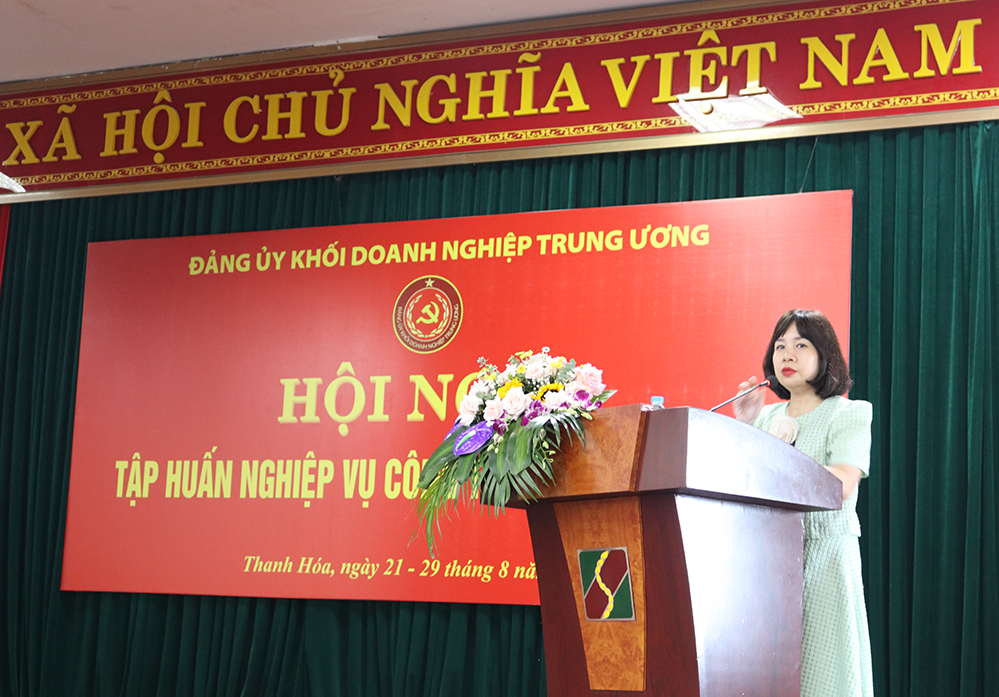 đồng chí Từ Thuý Quỳnh, Phó Viện trưởng Viện Dư luận xã hội, Ban Tuyên giáo Trung ương truyền đạt nội dung chuyên đề.