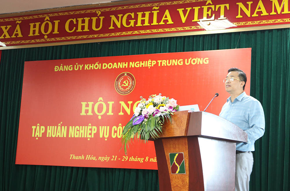 Trưởng Ban Tuyên giáo Đảng uỷ Khối Nguyễn Trung Hiếu triển khai việc thực hiện Quy định và Hướng dẫn của Trung ương