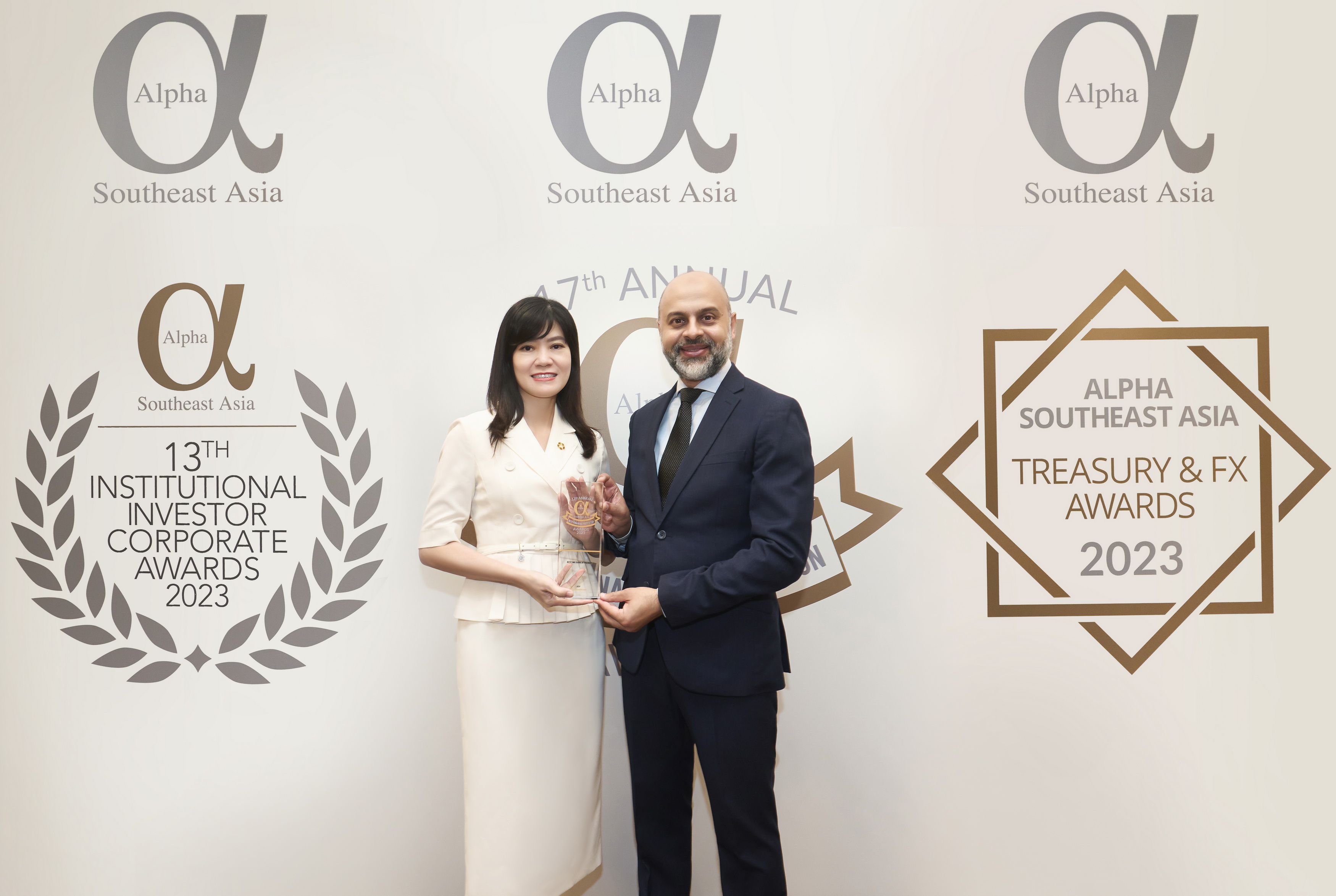 Đại diện BIDV nhận giải thưởng “Ngân hàng SME tốt nhất Việt Nam” lần thứ 6 liên tiếp.