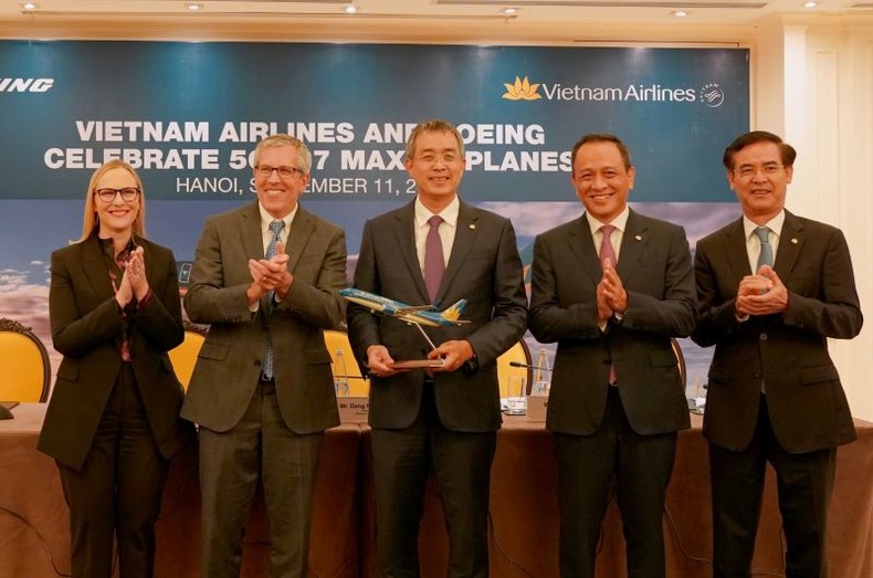 Đại diện Vietnam Airlines và Tập đoàn Boeing ký bản ghi nhớ chào bán 50 máy bay Boeing 737 MAX.