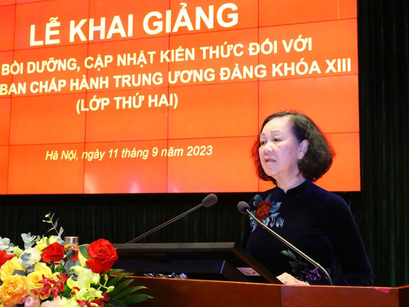 Thường trực Ban Bí thư Trương Thị Mai phát biểu chỉ đạo và khai giảng lớp học.