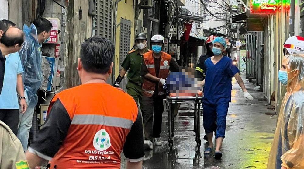 Y bác sĩ Bệnh viện Bưu điện tham gia cấp cứu người gặp nạn trong vụ cháy chung cư mini ở Khương Hạ.