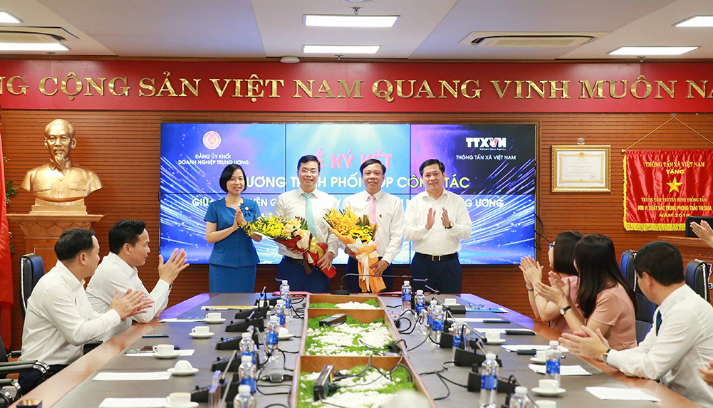 Lãnh đạo Đảng uỷ Khối Doanh nghiệp Trung ương và Thông tấn xã Việt Nam tặng hoa chúc mừng 