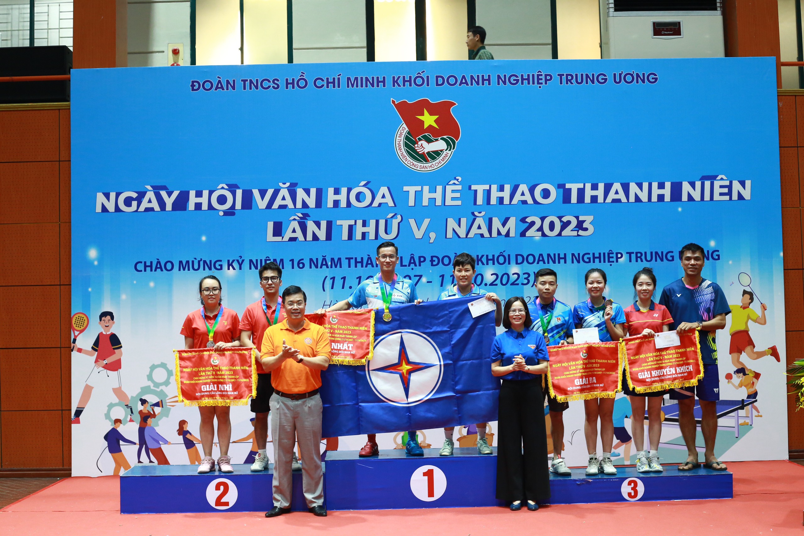 Đồng chí Nguyễn Trung Hiếu, Trưởng Ban Tuyên giáo Đảng ủy Khối và đồng chí Hoàng Thị Minh Thu, Bí thư Đoàn Khối trao giải môn Cầu lông nam nữ cho các đội đoạt giải.