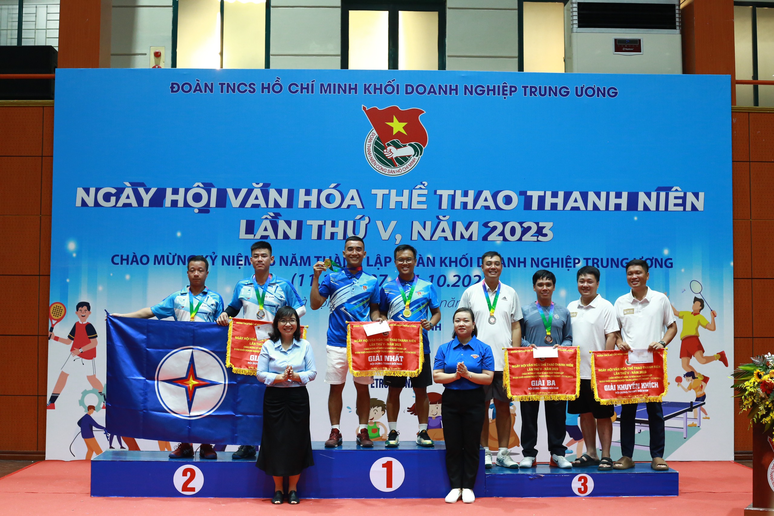 Đồng chí Lê Thị Kim Dung, Phó Trưởng ban Dân vận Đảng ủy Khối và đồng chí Trần Thị Ngọc Quỳnh, Phó Bí thư Đoàn Khối trao giải môn thi Tennis cho các đội đoạt giải.