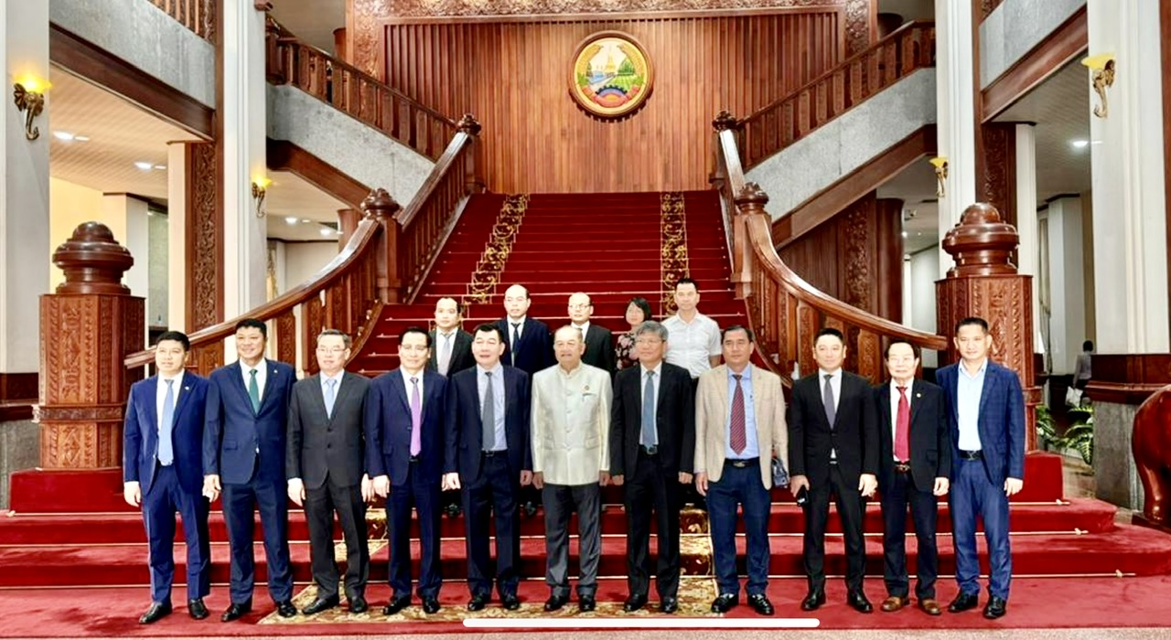 Đoàn công tác chụp ảnh lưu niệm với Tổng lãnh sự quán Việt Nam tại Lào.