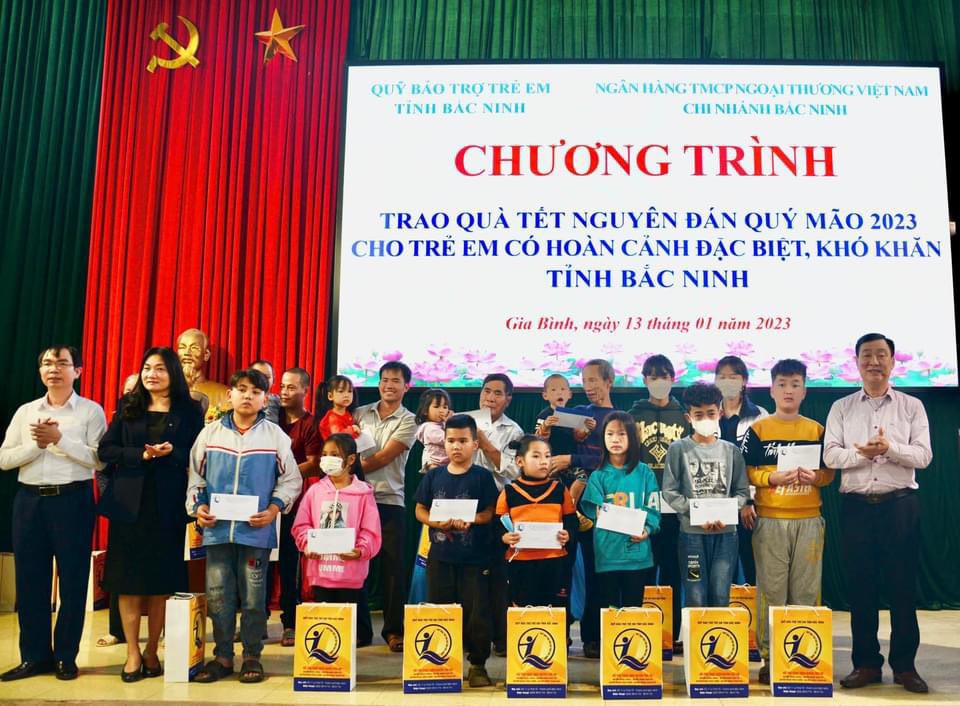 Vietcombank Bắc Ninh thăm và tặng quà Tết cho trẻ em có hoàn cảnh khó khăn năm 2023.