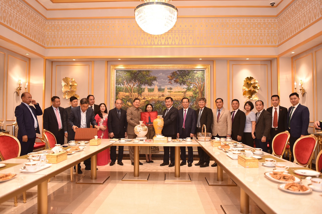 Đoàn công tác của Đảng uỷ Khối Doanh nghiệp Trung ương đến chào xã giao Phó Thủ tướng Campuchia.