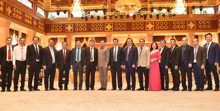 Đoàn công tác của Đảng uỷ Khối Doanh nghiệp Trung ương chụp ảnh lưu niệm với Phó Thủ tướng Campuchia.