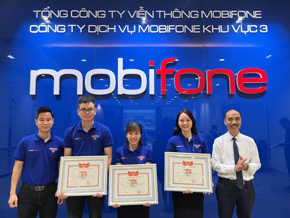 Đ/c Nguyễn Thanh Tuyền - Phó Bí thư Đảng ủy Công ty Dịch vụ MobiFone khu vực 3 trao Bằng khen của Đoàn TN Tổng công ty cho các đoàn viên xuất sắc