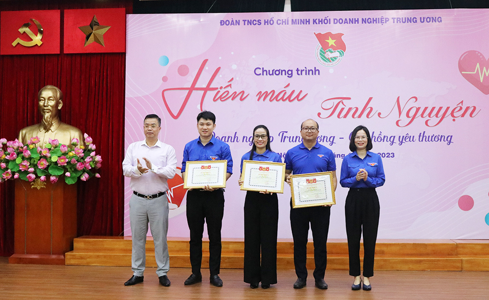 Ban Thường vụ Đoàn Khối đã trao tặng Bằng khen cho 03 tập thể và 14 cá nhân đã có thành tích xuất sắc trong phong trào hiến máu tình nguyện năm 2023.