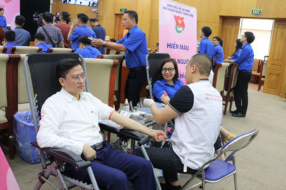 Cán bộ, đảng viên, người lao động Cơ quan Đảng uỷ Khối Doanh nghiệp Trung ương tham gia hiến máu.