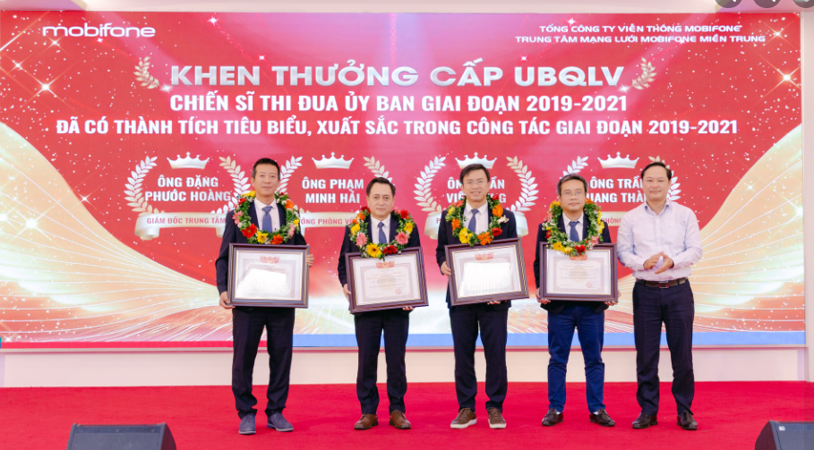 Cán bộ đảng viên Trung tâm Mạng lưới MobiFone miền Trung đón nhận danh hiệu thi đua Chiến sỹ thi đua cấp UBQLV Nhà nước giai đoạn 2019 - 2021