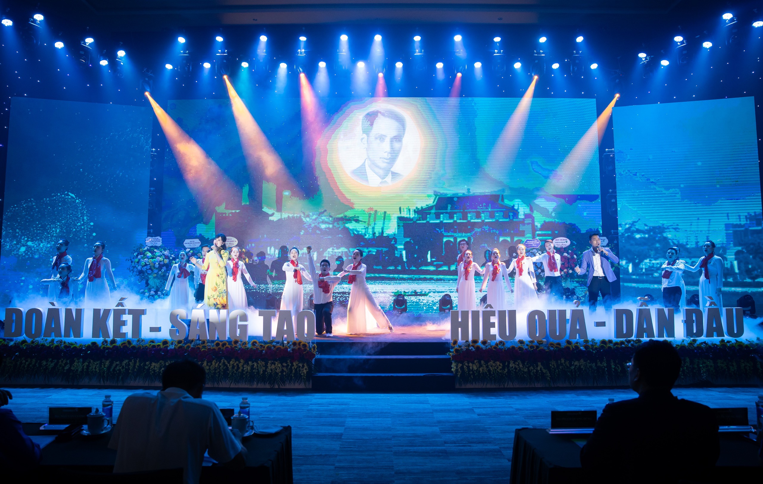 Tiết mục biểu diễn ca ngợi Chủ tịch Hồ Chí Minh tại Hội nghị tổng kết công tác Đảng năm 2022.