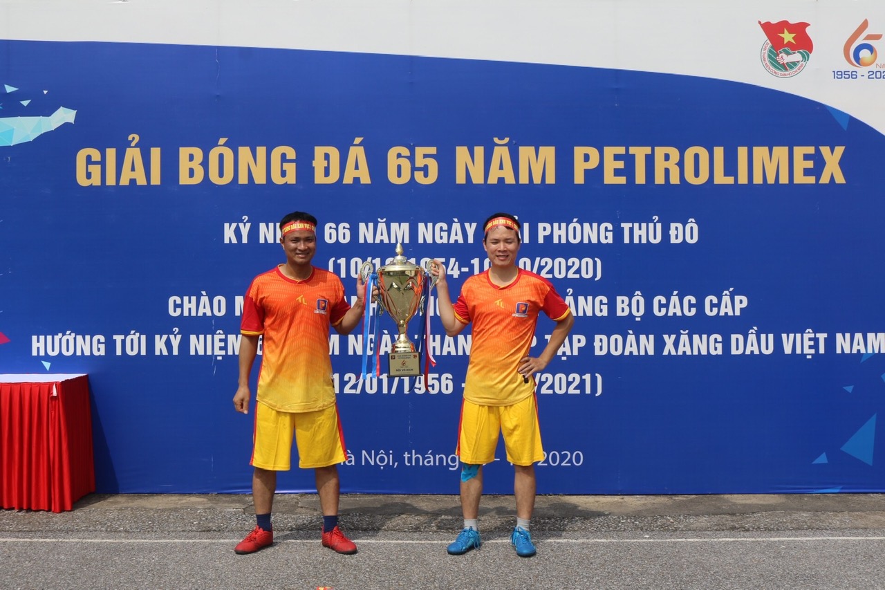 Nguyễn Xuân Hưởng (bên trái) cầu thủ chủ chốt của đội bóng đá Tổng kho xăng dầu Đức giang.