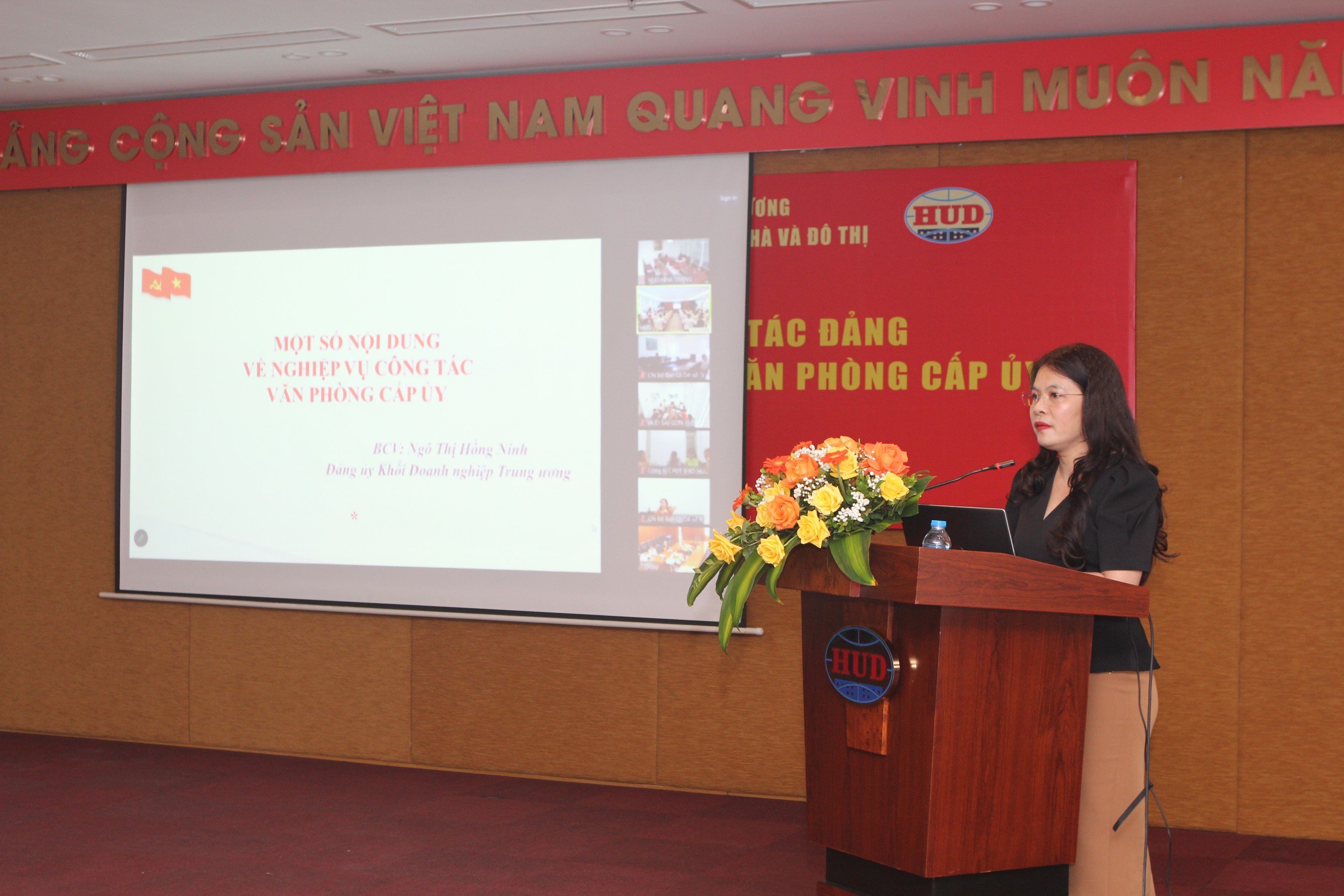 Đồng  chí Ngô Thị Hồng Ninh, Phó Chánh VP Đảng uỷ Khối DNTW truyền đạt nghiệp vụ công tác văn phòng cấp uỷ