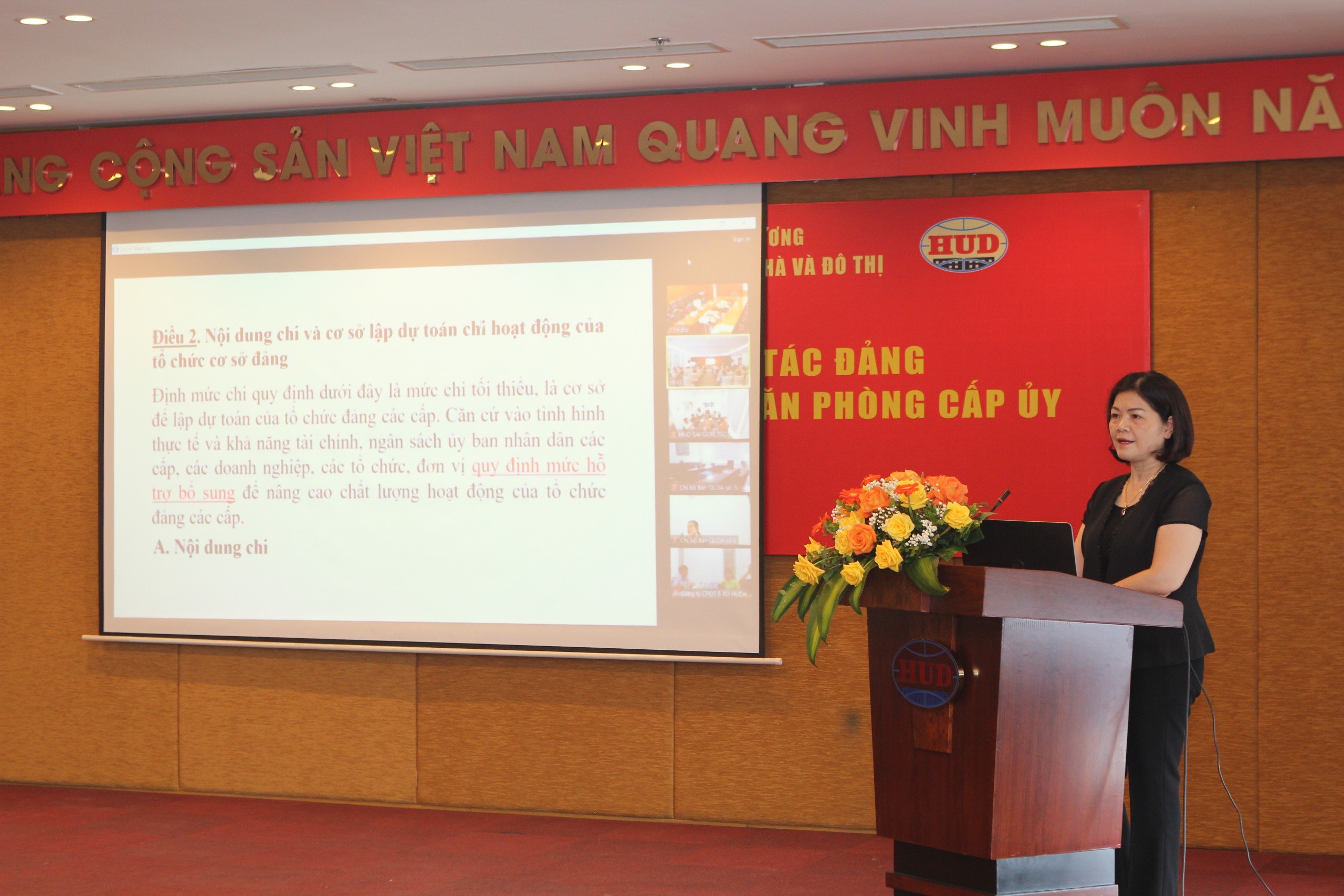 Đồng  chí Nguyễn Thị Thanh Bình, Trường phòng Tài chính, Văn phòng Đảng ủy Khối DNTW trao đổi những thông tin, quy định và nghiệp vụ trong công tác tài chính đảng.