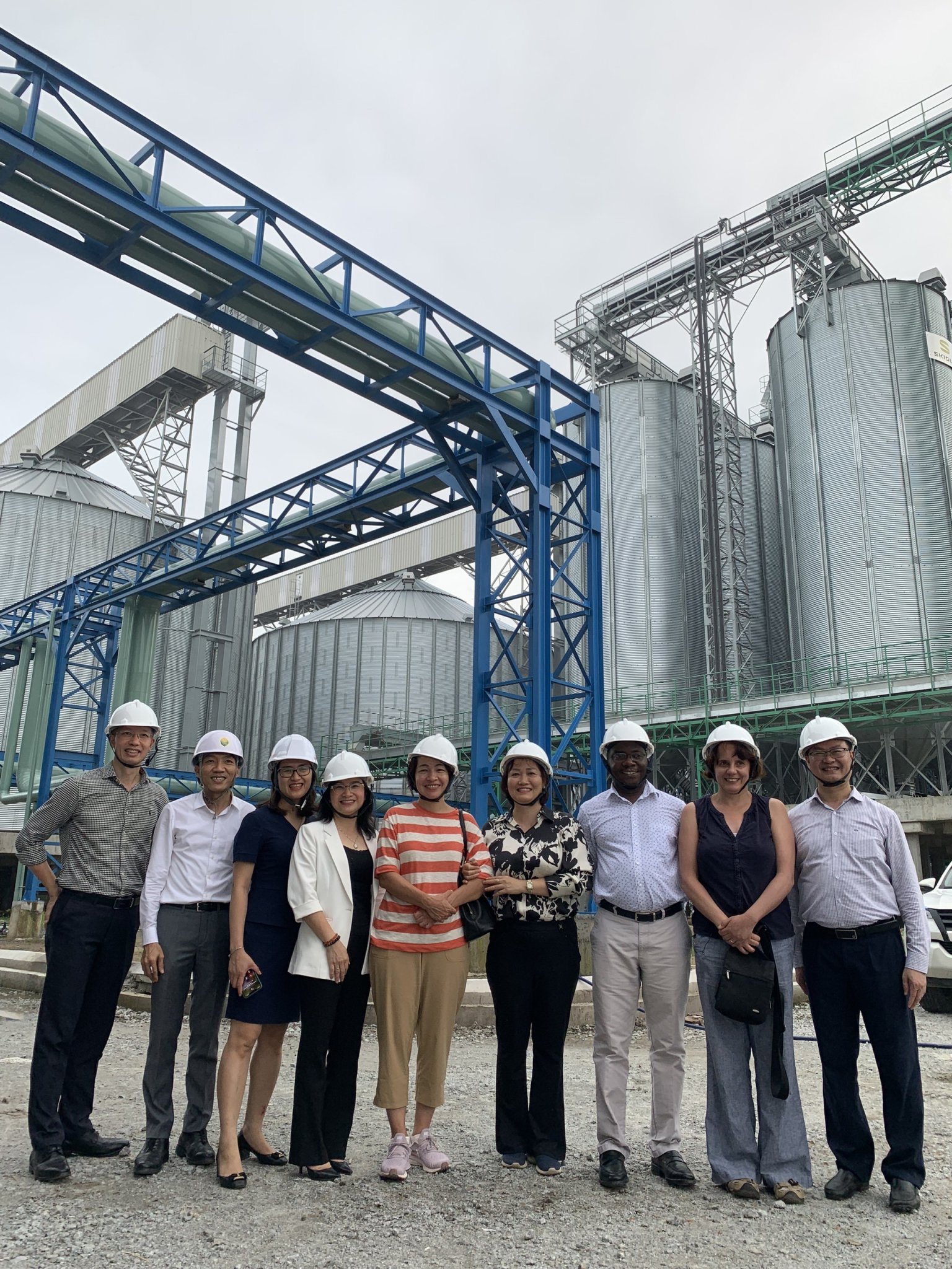 Đoàn làm việc của Ngân hàng Thế giới, BIDV và ngân hàng bán lẻ SHB tại tiểu dự án nhận vốn Dự án VnSAT Nhà máy sản xuất lúa gạo Hạnh Phúc – năm 2022 .