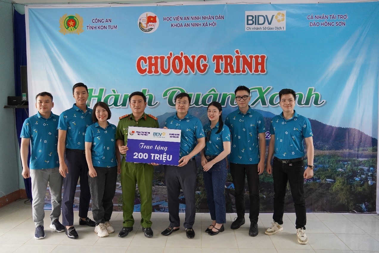 Đoàn thanh niên BIDV Sở giao dịch 1 phối hợp với Học Viện An ninh nhân dân trao quà hỗ trợ kinh phí sửa chữa trụ sở làm việc công an xã Sa Bình, huyện Sa Thầy, tỉnh Kon Tum.