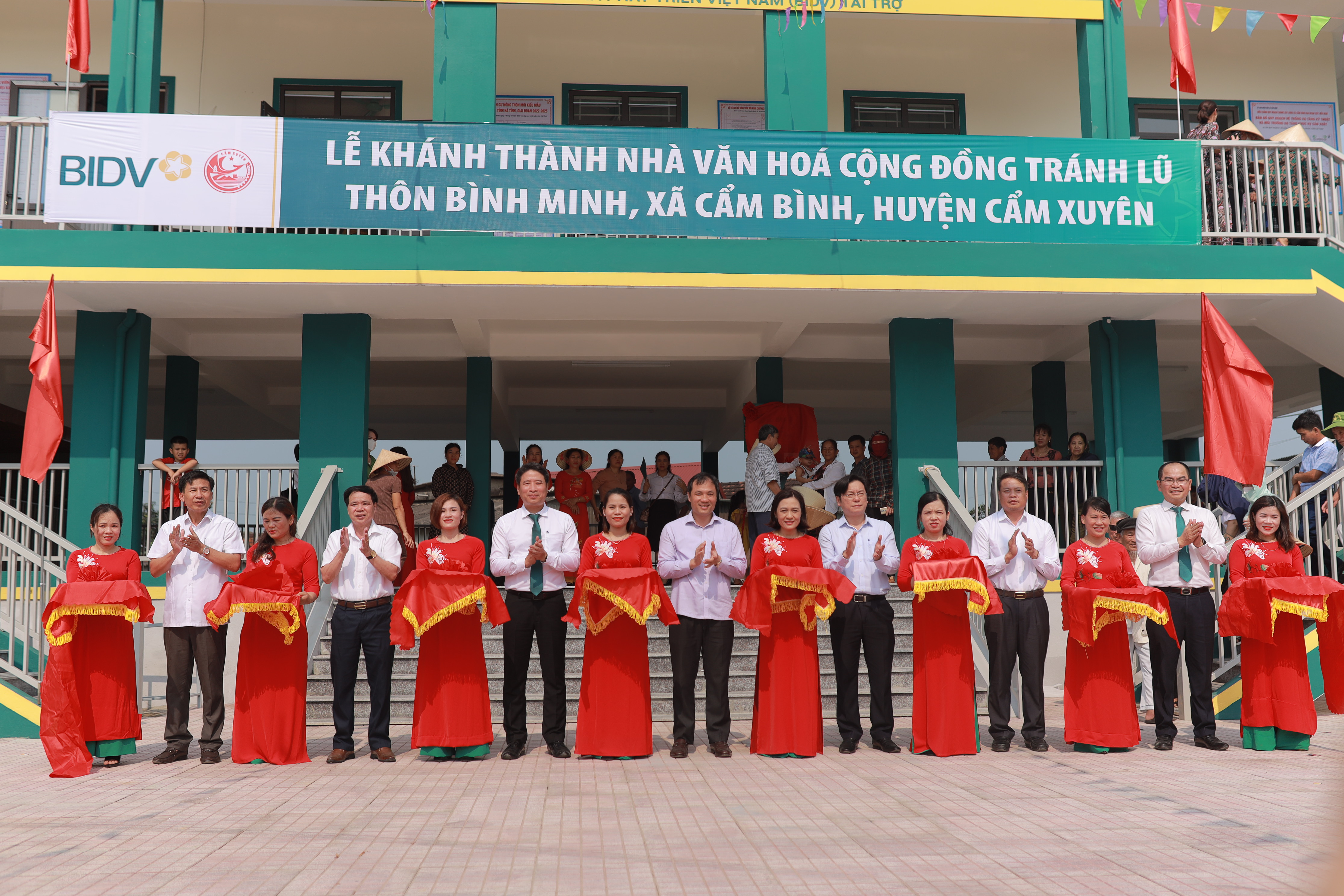 Lễ Cắt băng khánh thành nhà cộng đồng tránh lũ tại xã Cẩm Bình, huyện Cẩm Xuyên, tỉnh Hà Tĩnh.
