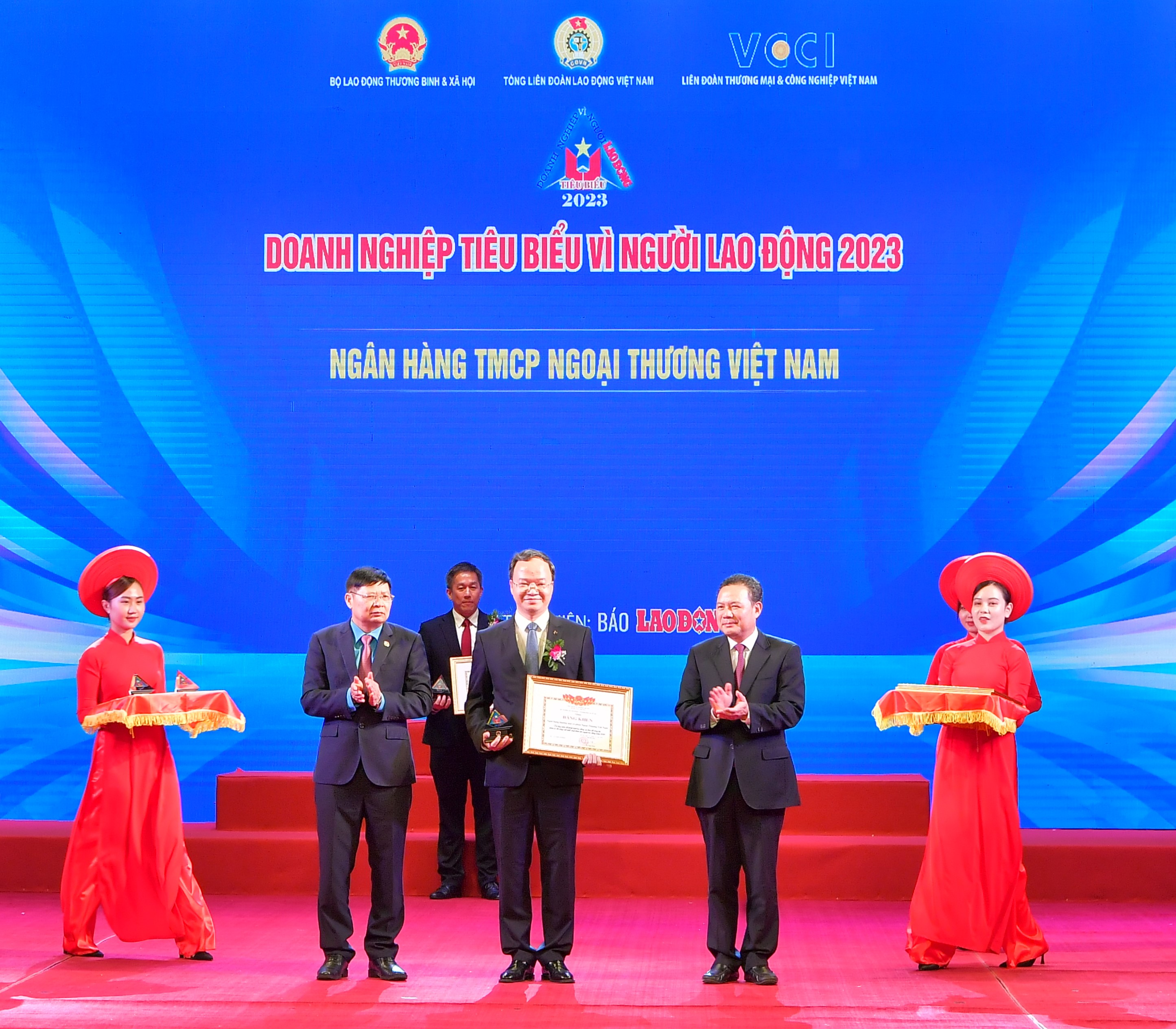 đại diện Ngân hàng TMCP Ngoại thương Việt Nam tại Lễ vinh danh.