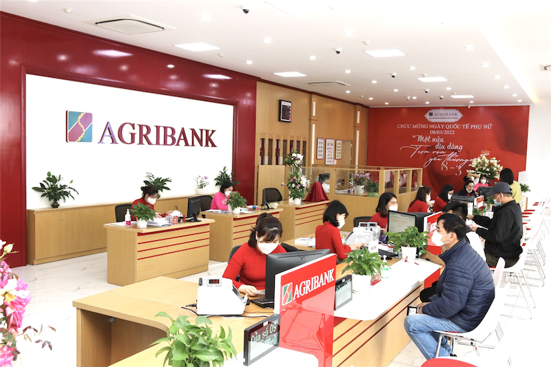Dù cũng bị ảnh hưởng nhưng cán bộ, nhân viên Agribank cố gắng phát huy tinh thần tự lực tự cường, khắc phục mọi khó khăn duy trì hoạt động của ngân hàng.