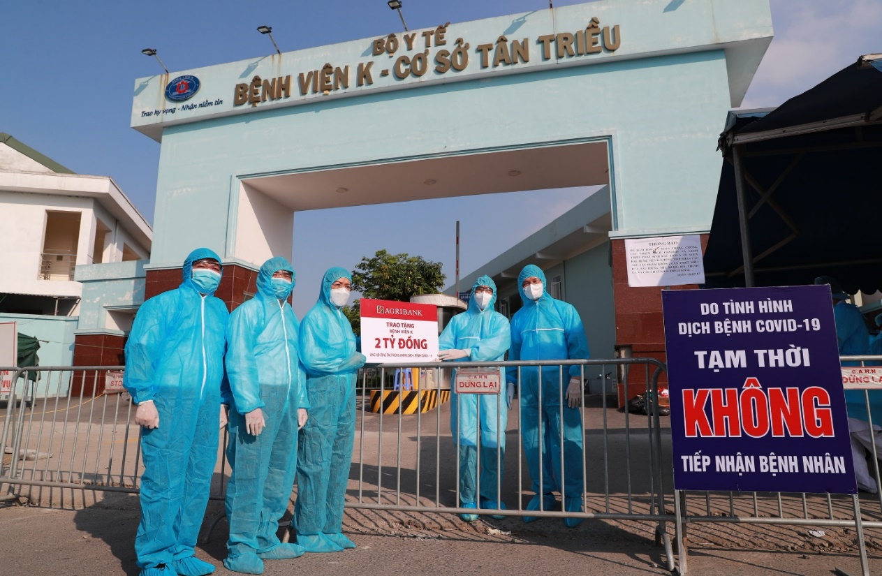 Đồng chí Nguyễn Thị Phượng, Phó Tổng Giám đốc Agribank ủng hộ cán bộ nhân viên y tế Bệnh viện K trong công tác phòng chống dịch bệnh