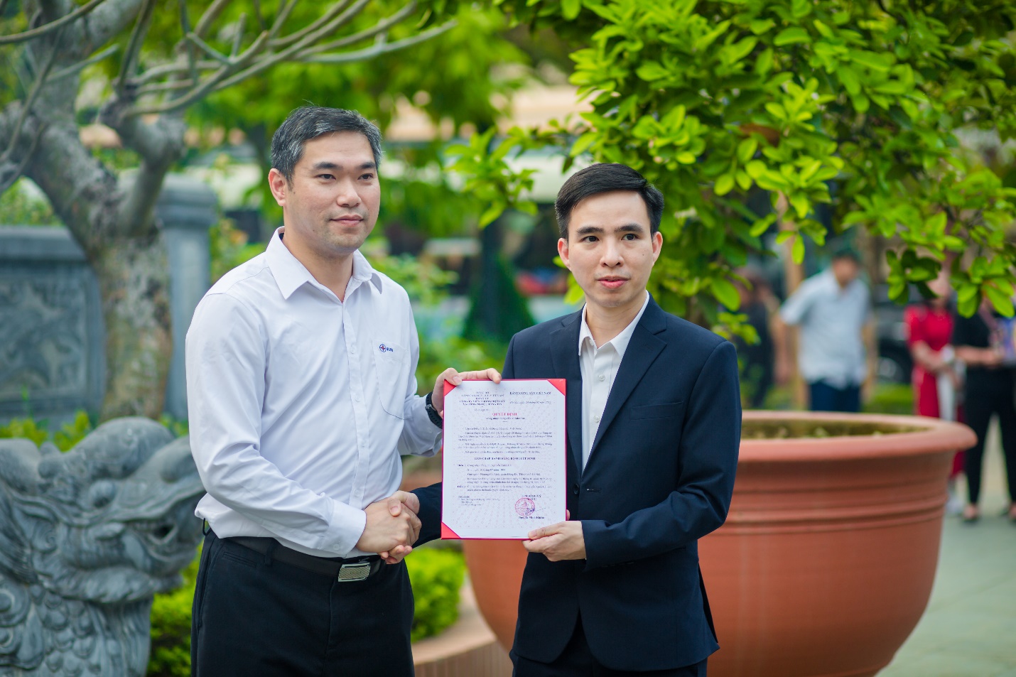 Đảng viên chi bộ Trung tâm phát triển phần mềm được trao Quyết định công nhận đảng chính thức tại buổi sinh hoạt ngoại khóa “Về nguồn” tại di tích lịch sử Nhà tù Sơn La.