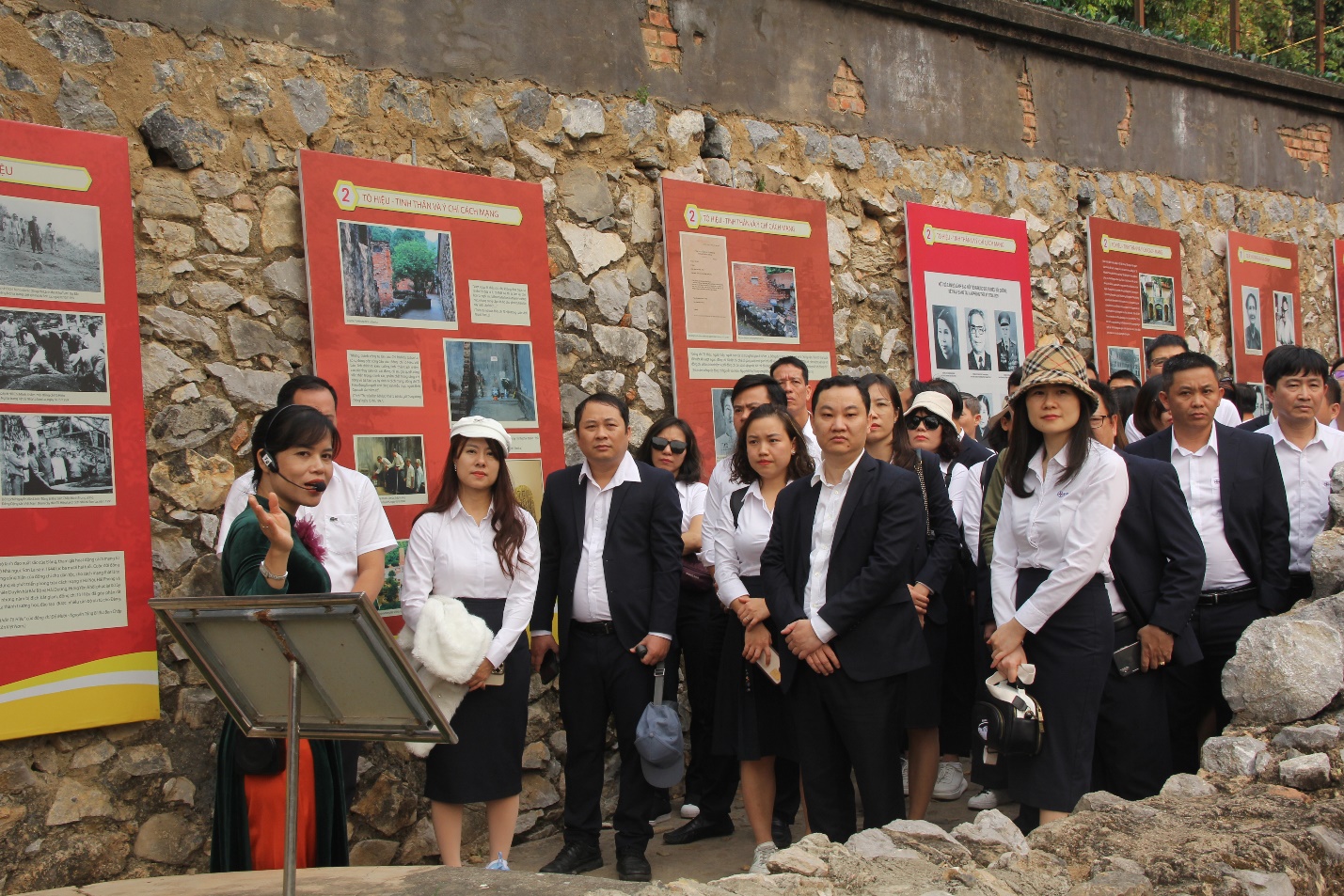Đảng viên Đảng bộ EVNICT thăm quan di tích lịch sử Nhà tù Sơn La trong đợt sinh hoạt chính trị “Về nguồn” năm 2023.