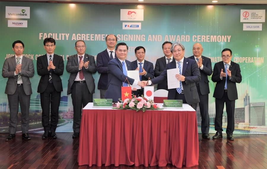 Đại diện lãnh đạo Vietcombank và JBIC tại Lễ ký kết Hợp đồng tài trợ vốn 300 triệu USD  hỗ trợ dự án năng lượng tái tạo ngày 29/03/2023 .