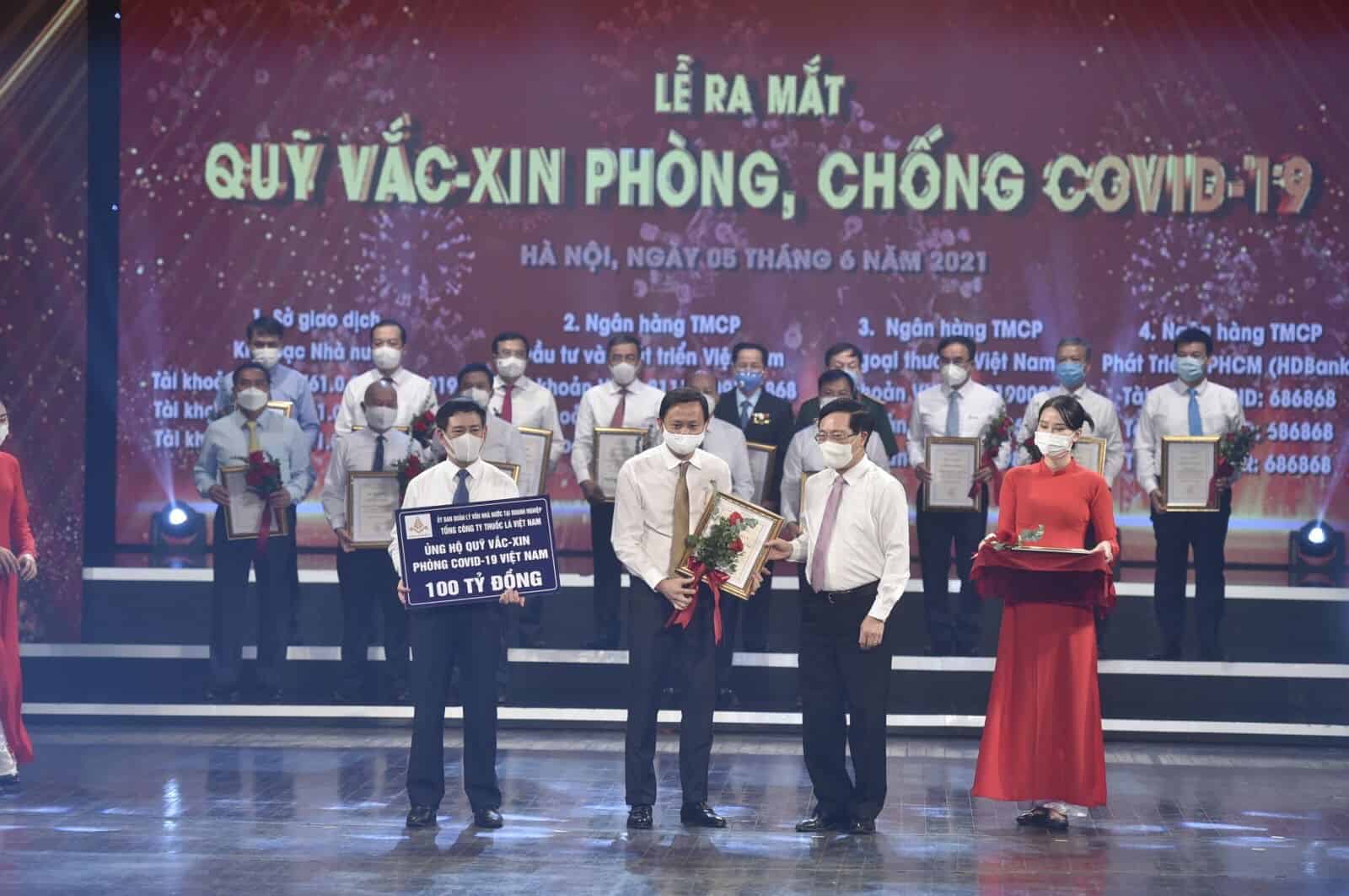 Chủ tịch HĐTV Hồ Lê Nghĩa đại diện Tổng công ty trao tặng Quỹ vaccine  phòng, chống Covid-19 Việt Nam số tiền ủng hộ 100 tỷ đồng