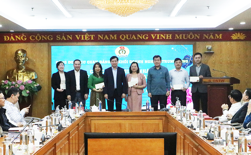 Các đồng chí Thường trực Đảng uỷ Khối và đại diện Ban Chấp hành Công đoàn Cơ quan Đảng uỷ Khối tặng quà sinh nhật cho các đoàn viên công đoàn.